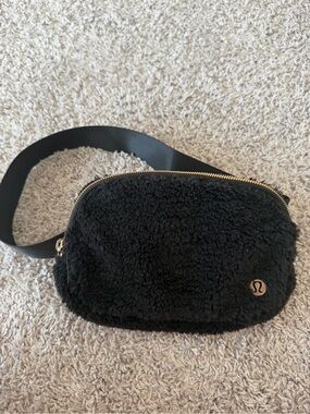 NWOT, lululemon athletica Black Sherpa Crossbody Belt Bag with Gold Hardware